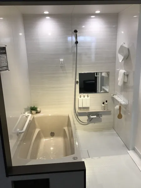 洗い場4箇所・1600×1200サイズの浴槽設置 2832サイズ｜プラン｜介護ゆとりっくす： 介護用オーダーメイドユニットバス｜システムバス・浴槽 ｜商品ラインナップ｜ダイワ化成株式会社